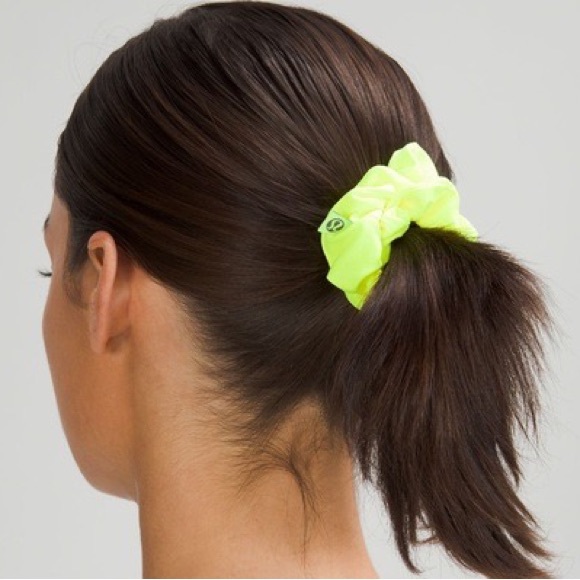 Lululemon Uplifting Scrunchie NWT Highlighter Yellow HIYE Fluorescent - Picture 1 of 4